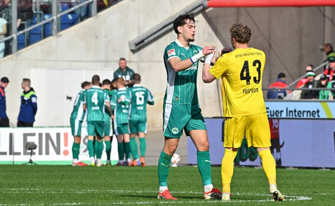 08 03 2026 Fußball Saison 2025 2026 2 Fußball Bundesliga 25 Spieltag Hannover 96 H96 SpVgg Greuther Fürth SGF Kleeblatt Sportfoto Zink MeZi xmexzix DFL regulations prohibit any use of photographs as image sequences and or quasi video only for editorial use Torjubel Jubel Freude nach Treffer Torschuß zum 0 1 durch Noel Futkeu 9, SpVgg Greuther Fürth Reno Münz Muenz 5, SpVgg Greuther Fürth Silas Prüfrock 43, SpVgg Greuther Fürth, right