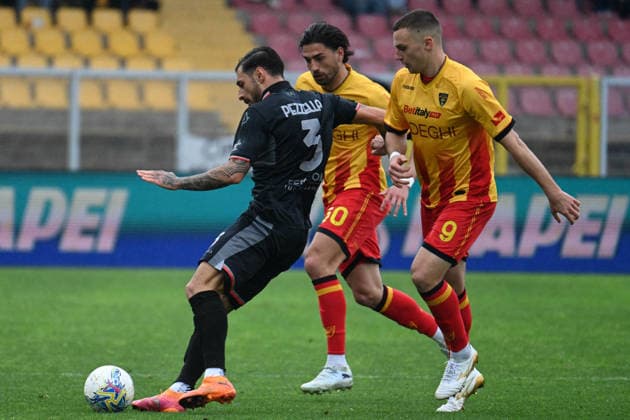 CALCIO - Serie A - US Lecce vs US Cremonese Giuseppe Pezzella (US Cremonese) against Nikola Stulic (Us Lecce) during US Lecce vs US Cremonese, Italian soccer Serie A match in Lecce, Italy, March 08 2026 Lecce Italy  Copyright: xIPAxSport ABACAx