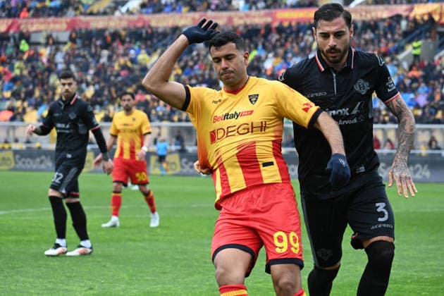 Walid Cheddira (Us Lecce) against Giuseppe Pezzella (US Cremonese) during US Lecce vs US Cremonese, Italian soccer Serie A match in Lecce, Italy, March 08 2026  Copyright: xPasqualexGolia IPAxSportx xipa-agency.netx xx IPA_72568579 IPA_Agency_IPA72568579