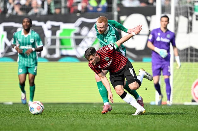 2 Bundesliga Hannover 96 SpVgg Greuther Fuerth on 08 03 2026 at the HDI Arena in Hannover Enzo Leopold Hannover in a duel against Paul Will Fuerth MT
