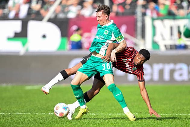 2 Bundesliga Hannover 96 SpVgg Greuther Fürth on 08 03 2026 at the HDI Arena in Hannover Felix Klaus Fuerth in a duel against Ime Okon Hannover MT