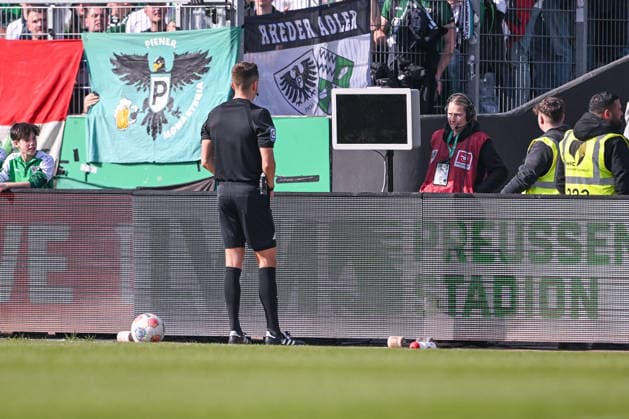 08 03 2026, Soccer, 2 Bundesliga, 25 Matchday Season 2025 2026, Preußen Münster Hertha BSC, Referee Felix Bickel looks at a black screen, xRHR PHOTO TKx Copyright: RHR-FOTOx RHR-FOTO TK