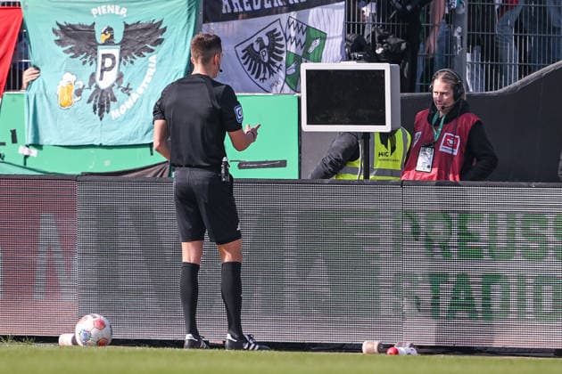 08 03 2026, Soccer, 2 Bundesliga, 25 Matchday Season 2025 2026, Preußen Münster Hertha BSC, Referee Felix Bickel looks at a black screen, xRHR PHOTO TKx Copyright: RHR-FOTOx RHR-FOTO TK