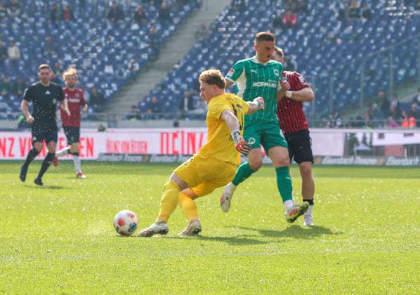 Germany Soccer 2 Bundesliga 2025 2026, Matchday 25 Hannover 96 vs SpVgg Greuther Fürth Heinz von Heiden Arena Stadion Hannover in a duel Silas Prüfrock Silas Prufrock SpVgg Greuther Fürth, 43 Hannover Copyright: xAymanxAlahmedx