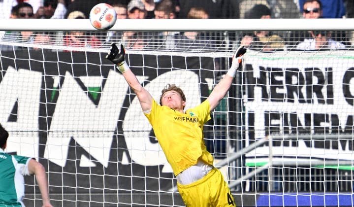 08 03 2026 Soccer Season 2025 2026 2 Soccer Bundesliga 25 Matchday Hannover 96 H96 SpVgg Greuther Fürth SGF Kleeblatt Sportfoto Zink xwoxzix DFL regulations prohibit any use of photographs as image sequences and or quasi video only for editorial use Silas Prüfrock 43, SpVgg Greuther Fürth wehrt ab