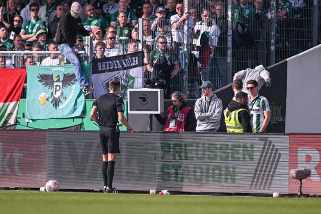 08 03 2026, Soccer, 2 Bundesliga, 25 Matchday Season 2025 2026, Preußen Münster Hertha BSC, Two masked men jump over the railing as referee Felix Bickel wants to look at the scene, xRHR PHOTO TKx Copyright: RHR-FOTOx RHR-FOTO TK