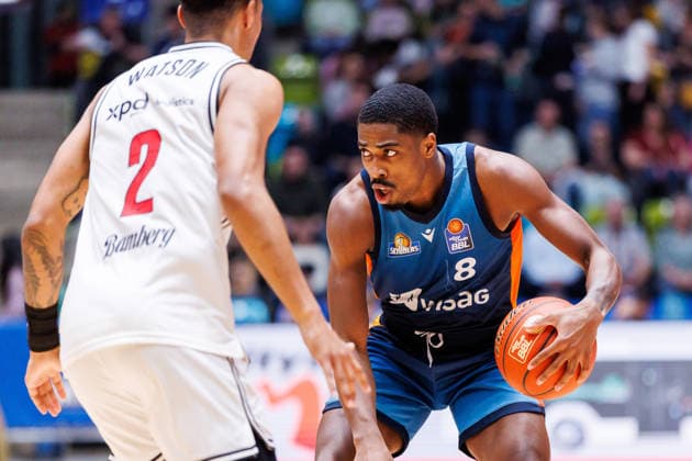 easycredit BBL, Frankfurt Skyliners BMA365 Bamberg Baskets, 08 03 2026 William Christmas Frankfurt Skyliners, 8 with ball against Ibi Watson BMA365 Bamberg Baskets, 2 Game of the easycredit BBL Frankfurt Skyliners BMA365 Bamberg Baskets on Matchday 23 of Season 25 26 at Süwag Energie ARENA on 08 03 2026 Copyright: xBEAUTIFULxSPORTS Hahnex