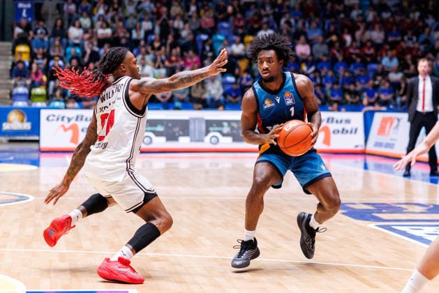 easycredit BBL, Frankfurt Skyliners BMA365 Bamberg Baskets, 08 03 2026 Isaiah Swope Frankfurt Skyliners, 1 with ball against Cobe Williams BMA365 Bamberg Baskets, 24 Game of the easycredit BBL Frankfurt Skyliners BMA365 Bamberg Baskets on Matchday 23 of Season 25 26 at Süwag Energie ARENA on 08 03 2026 Copyright: xBEAUTIFULxSPORTS Hahnex