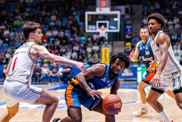 easycredit BBL, Frankfurt Skyliners BMA365 Bamberg Baskets, 08 03 2026 Isaiah Swope Frankfurt Skyliners, 1 with ball against Richard Balint BMA365 Bamberg Baskets, 11 Game of the easycredit BBL Frankfurt Skyliners BMA365 Bamberg Baskets on Matchday 23 of Season 25 26 at Süwag Energie ARENA on 08 03 2026 Copyright: xBEAUTIFULxSPORTS Hahnex