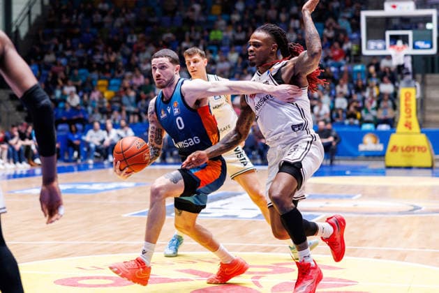 easycredit BBL, Frankfurt Skyliners BMA365 Bamberg Baskets, 08 03 2026 Logan Johnson Frankfurt Skyliners, 0 with ball against Cobe Williams BMA365 Bamberg Baskets, 24 Game of the easycredit BBL Frankfurt Skyliners BMA365 Bamberg Baskets on Matchday 23 of Season 25 26 at Süwag Energie ARENA on 08 03 2026 Copyright: xBEAUTIFULxSPORTS Hahnex