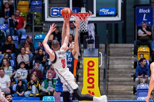 easycredit BBL, Frankfurt Skyliners BMA365 Bamberg Baskets, 08 03 2026 Ryan Hawkins Frankfurt Skyliners, 33 blocks a throw from Daniel Keppeler BMA365 Bamberg Baskets, 31 Game of the easycredit BBL Frankfurt Skyliners BMA365 Bamberg Baskets on Matchday 23 of the 25 26 season at Süwag Energie ARENA on 08 03 2026 Copyright: xBEAUTIFULxSPORTS Hahnex