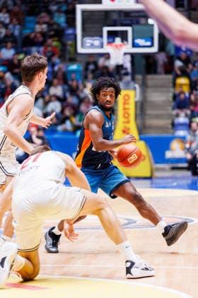 easycredit BBL, Frankfurt Skyliners BMA365 Bamberg Baskets, 08 03 2026 Isaiah Swope Frankfurt Skyliners, 1 vs Richard Balint BMA365 Bamberg Baskets, 11 Game of easycredit BBL Frankfurt Skyliners BMA365 Bamberg Baskets on Matchday 23 of Season 25 26 at Süwag Energie ARENA on 08 03 2026 Copyright: xBEAUTIFULxSPORTS Hahnex