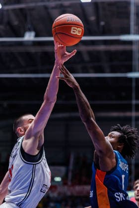 easycredit BBL, Frankfurt Skyliners BMA365 Bamberg Baskets, 08 03 2026 Daniel Keppeler BMA365 Bamberg Baskets, 31 blocks a throw from Isaiah Swope Frankfurt Skyliners, 1 Game of easycredit BBL Frankfurt Skyliners BMA365 Bamberg Baskets on Matchday 23 of Season 25 26 at Süwag Energie ARENA on 08 03 2026 Copyright: xBEAUTIFULxSPORTS Hahnex