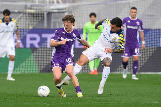Fiorentina™s Albert Gudmundsson and Parma s Adrian Benedyczak during the Serie A Enilive 2025 2026 match between Fiorentina and Parma - Serie A Enilive at Artemio Franchi Stadium - Soccer - Florence, Italy - Sunday March 8, 2026  Copyright: xFabrizioxCorradetti LaPressex