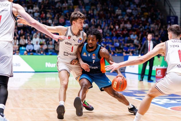 easycredit BBL, Frankfurt Skyliners BMA365 Bamberg Baskets, 08 03 2026 Isaiah Swope Frankfurt Skyliners, 1 against Zachary Ensminger BMA365 Bamberg Baskets, 1 game of the easycredit BBL Frankfurt Skyliners BMA365 Bamberg Baskets on matchday 23 of the 25 26 season at the Süwag Energie ARENA on 08 03 2026 Copyright: xBEAUTIFULxSPORTS Hahnex