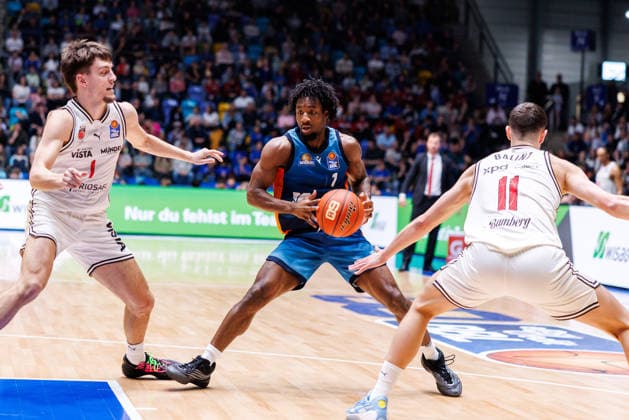 easycredit BBL, Frankfurt Skyliners BMA365 Bamberg Baskets, 08 03 2026 Isaiah Swope Frankfurt Skyliners, 1 with ball against Zachary Ensminger BMA365 Bamberg Baskets, 1 and Richard Balint BMA365 Bamberg Baskets, 11 Game of easycredit BBL Frankfurt Skyliners BMA365 Bamberg Baskets on Matchday 23 of Season 25 26 at Süwag Energie ARENA on 08 03 2026 Copyright: xBEAUTIFULxSPORTS Hahnex