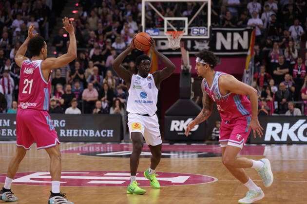 Khyri Thomas MBC on the ball next to Joel Aminu Bonn, L and Michael Kessens Bonn , Telekom Baskets Bonn vs Syntainics MBC, easyCredit BBL, Matchday 23, Telekom Dome Bonn, 08 03 2026