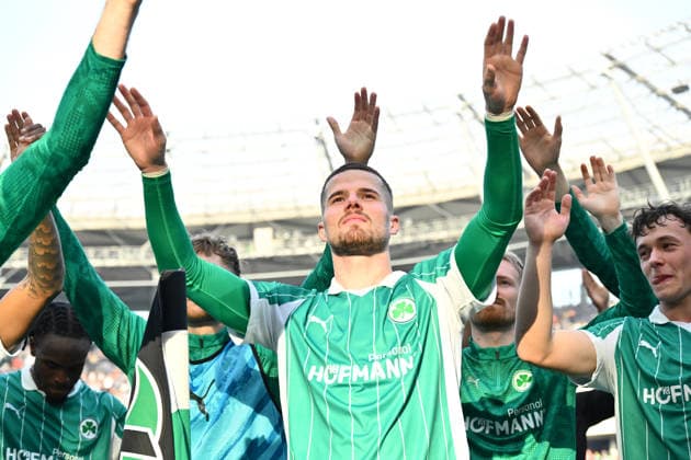 08 03 2026 Soccer Season 2025 2026 2 Soccer Bundesliga 25 Matchday Hannover 96 H96 SpVgg Greuther Fürth SGF Kleeblatt Sportfoto Zink xwoxzix DFL regulations prohibit any use of photographs as image sequences and or quasi video only for editorial use Jan Elvedi 15, SpVgg Greuther Fürth and Mannschaft Team in front of Greutherfürthfans Fans Fanblock Kleeblattfans after the end of the match cheering joy