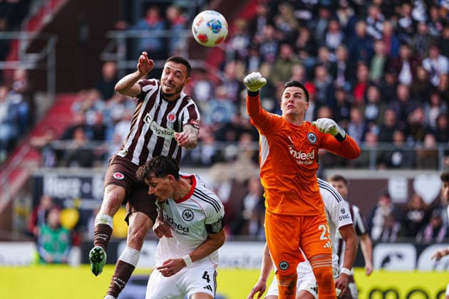 Torschuss Torchance per Kopfball Mathias Pereira Lage (FC St. Pauli, 28), Michael Zetterer (Eintracht Frankfurt, 23) GER, FC St. Pauli vs. Eintracht Frankfurt, Fussball, 1. Bundesliga, Spieltag 25, Saison 2025 2026, 08.03.2026 DFL REGULATIONS PROHIBIT ANY USE OF PHOTOGRAPHS AS IMAGE SEQUENCES AND OR QUASI-VIDEO GER, FC St. Pauli vs. Eintracht Frankfurt, Fussball, 1. Bundesliga, Spieltag 25, Saison 2025 2026, 08.03.2026 Hamburg *** Goal kick Goal chance by header Mathias Pereira Situation FC St Pauli, 28 , Michael Zetterer Eintracht Frankfurt, 23 GER, FC St Pauli vs Eintracht Frankfurt, Football, 1 Bundesliga, Matchday 25, Season 2025 2026, 08 03 2026 DFL REGULATES PROHIBIT ANY USE OF PHOTOGRAPHS AS IMAGE SEQUENCES AND OR QUASI VIDEO GER, FC St Pauli vs Eintracht Frankfurt, Football, 1 Bundesliga, Matchday 25, Season 2025 2026, 08 03 2026 Hamburg Copyright: xEibner-Pressefoto MarcelxvonxFehrnx EP_MFN
