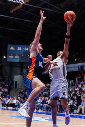 easycredit BBL, Frankfurt Skyliners BMA365 Bamberg Baskets, 08 03 2026 Austin Crowley BMA365 Bamberg Baskets, 85 with a lay-up against Jacob Holt Frankfurt Skyliners, 10 Game of easycredit BBL Frankfurt Skyliners BMA365 Bamberg Baskets on Matchday 23 of Season 25 26 at Süwag Energie ARENA on 08 03 2026 Copyright: xBEAUTIFULxSPORTS Hahnex