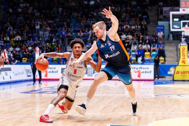 easycredit BBL, Frankfurt Skyliners BMA365 Bamberg Baskets, 08 03 2026 Demarcus Demonia BMA365 Bamberg Baskets, 8 with ball against Till Pape Frankfurt Skyliners, 19 Game of the easycredit BBL Frankfurt Skyliners BMA365 Bamberg Baskets on Matchday 23 of Season 25 26 at Süwag Energie ARENA on 08 03 2026 Copyright: xBEAUTIFULxSPORTS Hahnex