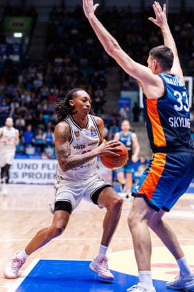easycredit BBL, Frankfurt Skyliners BMA365 Bamberg Baskets, 08 03 2026 Austin Crowley BMA365 Bamberg Baskets, 85 with ball against Ryan Hawkins Frankfurt Skyliners, 33 Game of easycredit BBL Frankfurt Skyliners BMA365 Bamberg Baskets on Matchday 23 of Season 25 26 at Süwag Energie ARENA on 08 03 2026 Copyright: xBEAUTIFULxSPORTS Hahnex