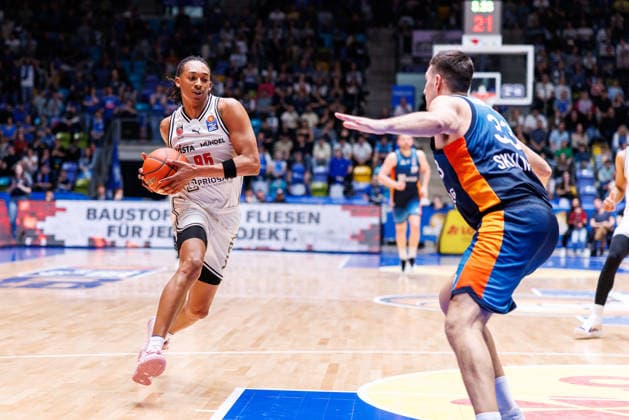easycredit BBL, Frankfurt Skyliners BMA365 Bamberg Baskets, 08 03 2026 Austin Crowley BMA365 Bamberg Baskets, 85 mint ball against Ryan Hawkins Frankfurt Skyliners, 33 Game of easycredit BBL Frankfurt Skyliners BMA365 Bamberg Baskets on Matchday 23 of Season 25 26 at Süwag Energie ARENA on 08 03 2026 Copyright: xBEAUTIFULxSPORTS Hahnex