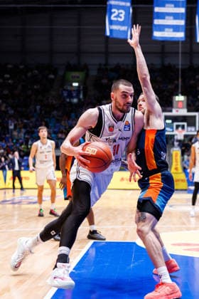 easycredit BBL, Frankfurt Skyliners BMA365 Bamberg Baskets, 08 03 2026 Daniel Keppeler BMA365 Bamberg Baskets, 31 with ball against Logan Johnson Frankfurt Skyliners, 0 Game of the easycredit BBL Frankfurt Skyliners BMA365 Bamberg Baskets on Matchday 23 of the 25 26 season at Süwag Energie ARENA on 08 03 2026 Copyright: xBEAUTIFULxSPORTS Hahnex