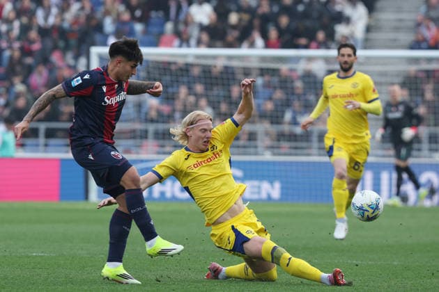 Bologna™s Santiago Castro fight for the ball with Verona™s Andrias Edmundsson during the Serie A soccer match between Bologna and Verona at the Renato Dall™Ara Stadium in Bologna - Sunday, March 8, 2026. - Soccer .  Copyright: xGiannixSantandrea LaPressex