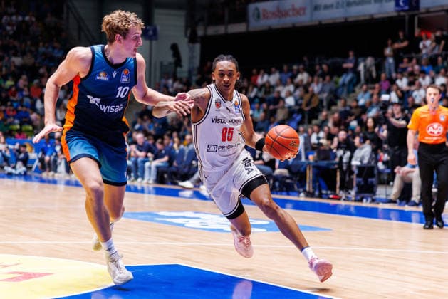 easycredit BBL, Frankfurt Skyliners BMA365 Bamberg Baskets, 08 03 2026 Austin Crowley BMA365 Bamberg Baskets, 85 with ball against Jacob Holt Frankfurt Skyliners, 10 Game of easycredit BBL Frankfurt Skyliners BMA365 Bamberg Baskets on Matchday 23 of Season 25 26 at Süwag Energie ARENA on 08 03 2026 Copyright: xBEAUTIFULxSPORTS Hahnex