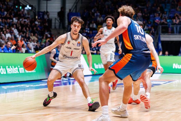easycredit BBL, Frankfurt Skyliners BMA365 Bamberg Baskets, 08 03 2026 Zachary Ensminger BMA365 Bamberg Baskets, 1 with ball against Jacob Holt Frankfurt Skyliners, 10 Game of easycredit BBL Frankfurt Skyliners BMA365 Bamberg Baskets on Matchday 23 of Season 25 26 at Süwag Energie ARENA on 08 03 2026 Copyright: xBEAUTIFULxSPORTS Hahnex