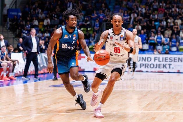 easycredit BBL, Frankfurt Skyliners BMA365 Bamberg Baskets, 08 03 2026 Austin Crowley BMA365 Bamberg Baskets, 85 with ball against Isaiah Swope Frankfurt Skyliners, 1 Game of the easycredit BBL Frankfurt Skyliners BMA365 Bamberg Baskets on Matchday 23 of Season 25 26 at Süwag Energie ARENA on 08 03 2026 Copyright: xBEAUTIFULxSPORTS Hahnex