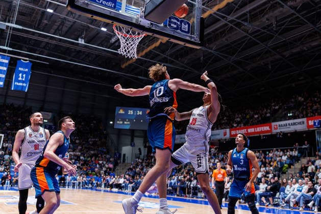 easycredit BBL, Frankfurt Skyliners BMA365 Bamberg Baskets, 08 03 2026 Jacob Holt Frankfurt Skyliners, 10 blocks a basket shot from Austin Crowley BMA365 Bamberg Baskets, 85 easycredit BBL Frankfurt Skyliners BMA365 Bamberg Baskets match on matchday 23 of the 25 26 season at Süwag Energie ARENA on 08 03 2026 Copyright: xBEAUTIFULxSPORTS Hahnex