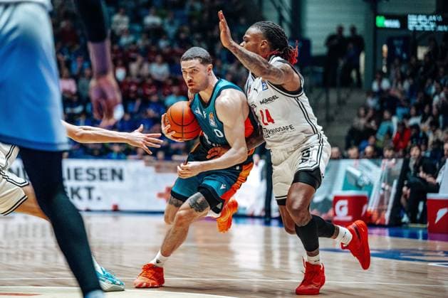 Logan Johnson Skyliners Frankfurt, 0 , Cobe Wiiams Bamberg Baskets, 24 GER, Skyliners Frankfurt vs Bamberg Baskets, Basketball, easycredit BBL, Bundesliga, 23 Matchday, Season 2025 2026 08 03 2026 Eibner Pressefoto Attila Ziga GER, Skyliners Frankfurt vs Bamberg Baskets, Basketball, easycredit BBL, Bundesliga, 23 Matchday, Season 2025 2026 08 03 2026 Frankfurt am Main Copyright: xEibner-Pressefotox EP_AZA
