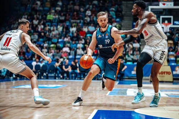 Till Pape Skyliners Frankfurt, 19 , Ejiofor Onu Bamberg Baskets, 35 GER, Skyliners Frankfurt vs Bamberg Baskets, Basketball, easycredit BBL, Bundesliga, Matchday 23, Season 2025 2026 08 03 2026 Eibner Pressefoto Attila Ziga GER, Skyliners Frankfurt vs Bamberg Baskets, Basketball, easycredit BBL, Bundesliga, Matchday 23, Season 2025 2026 08 03 2026 Frankfurt am Main Copyright: xEibner-Pressefotox EP_AZA