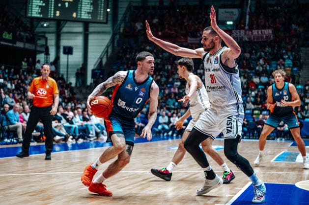 Logan Johnson Skyliners Frankfurt, 0 , Daniel Keppeler Bamberg Baskets, 31 GER, Skyliners Frankfurt vs Bamberg Baskets, Basketball, easycredit BBL, Bundesliga, 23 Matchday, Season 2025 2026 08 03 2026 Eibner Pressefoto Attila Ziga GER, Skyliners Frankfurt vs Bamberg Baskets, Basketball, easycredit BBL, Bundesliga, 23 Matchday, Season 2025 2026 08 03 2026 Frankfurt am Main Copyright: xEibner-Pressefotox EP_AZA