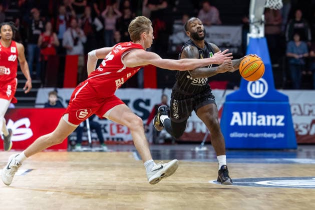 Jordan Nathaniel Johnson Tigers Tuebingen, 11 on the counterattack, is fouled by Trevor Baskin Nuernberg Falcons, 22 GER, Nuernberg Falcons vs Tigers Tuebingen, Basketball, BARMER 2 Bundesliga, Pro A, Saison 2025 2026, 26 Spieltag, 08 03 2026 GER, Nuernberg Falcons vs Tigers Tuebingen, Basketball, BARMER 2 Bundesliga, Pro A, Saison 2025 2026, 26 Spieltag, 08 03 2026 Nuernberg Copyright: xEibner-Pressefoto ArdanxFuessmanx EP_AFN