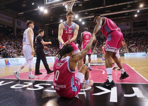 On the floor Jalen Finch, Patrick Heckmann, Jeff Garrett Telekom Baskets Bonn vs SYNTAINICS MBC 23 Speiltag Saison 2025 26