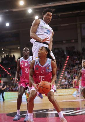 Jeff Garrett Telekom Baskets Bonn vs Marcus Foster SYNTAINICS MBC 23 Speiltag season 2025 26