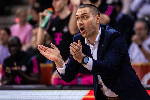 easyCredit Basketball Bundesliga, Telekom Baskets Bonn vs Syntainics MBC, 08 03 2026 Marko Stankovic Telekom Baskets Bonn Head Coach applauds easyCredit Basketball Bundesliga, Telekom Baskets Bonn vs Syntainics MBC, 08 03 2026, Telekom Dome Bonn Copyright: xBEAUTIFULxSPORTS Derixx