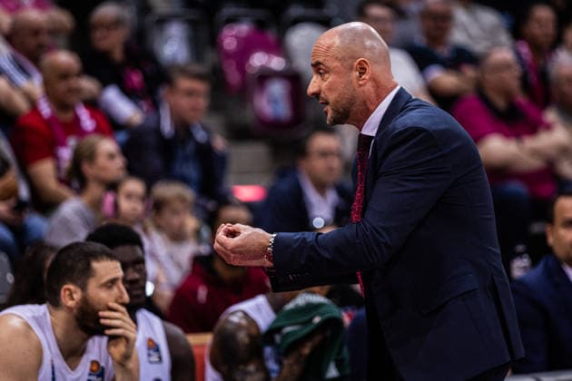 easyCredit Basketball Bundesliga, Telekom Baskets Bonn vs Syntainics MBC, 08 03 2026 Milenko Bogicevic Syntainics MBC Head Coach tries to improve his team easyCredit Basketball Bundesliga, Telekom Baskets Bonn vs Syntainics MBC, 08 03 2026, Telekom Dome Bonn Copyright: xBEAUTIFULxSPORTS Derixx