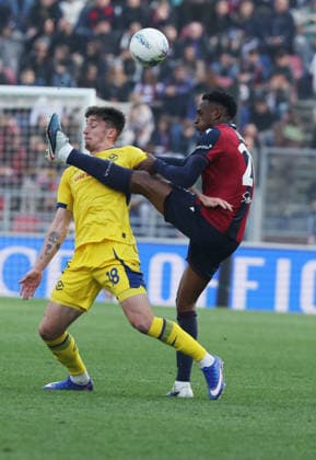 Bologna™s Jhon Lucumi fight for the ball with Verona™s Kieron Bowie during the Serie A soccer match between Bologna and Verona at the Renato Dall™Ara Stadium in Bologna - Sunday, March 8, 2026. - Soccer .  Copyright: xGiannixSantandrea LaPressex