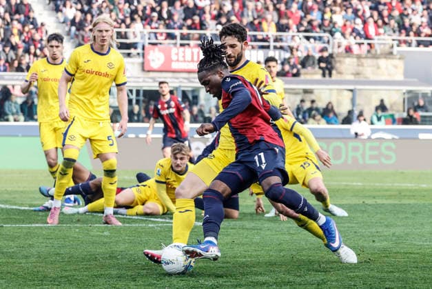 March 8, 2026, Bologna, BOLOGNA: Bologna s Jonathan Rowe (L) and Verona s Roberto Gagliardini in action during the Italian Serie A soccer match Bologna FC vs Hellas Verona FC at Renato Dall Ara stadium in Bologna, Italy, 8 March 2026. ANSA SERENA CAMPANINI. Serie A: Bologna-Hellas Verona  - ZUMAa110 20260308_zaf_a110_013 Copyright: xSerenaxCampaninix