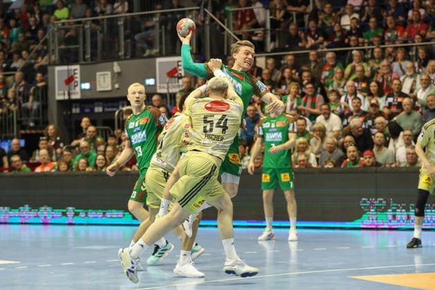 08 03 2026, xgox, Handball Daikin HBL SC Magdeburg TSV Hannover Burgdorf emspor, v l Justus Fischer Hannover, 54 , Gisli Thorgeir Kristjansson Magdeburg, 10 duel, duel, fight, tackle Magdeburg