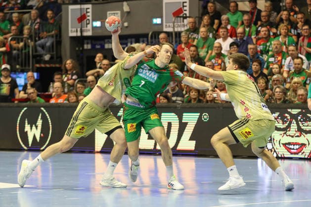 08 03 2026, xgox, Handball Daikin HBL SC Magdeburg TSV Hannover Burgdorf emspor, v l Marian Michalczik Hannover, 22 , Felix Claar Magdeburg, 7 , Renars Uscins Hannover, 10 duel, duel, fight, tackle Magdeburg