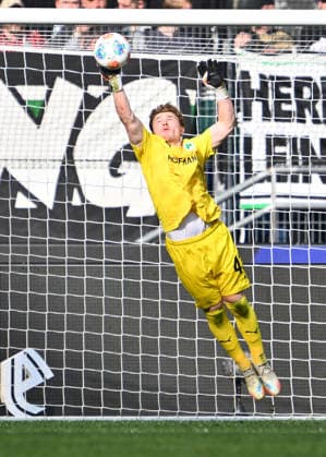 08 03 2026 Soccer Season 2025 2026 2 Soccer Bundesliga 25 Matchday Hannover 96 H96 SpVgg Greuther Fürth SGF Kleeblatt Sportfoto Zink xwoxzix DFL regulations prohibit any use of photographs as image sequences and or quasi video only for editorial use Silas Prüfrock 43, SpVgg Greuther Fürth wehrt ab