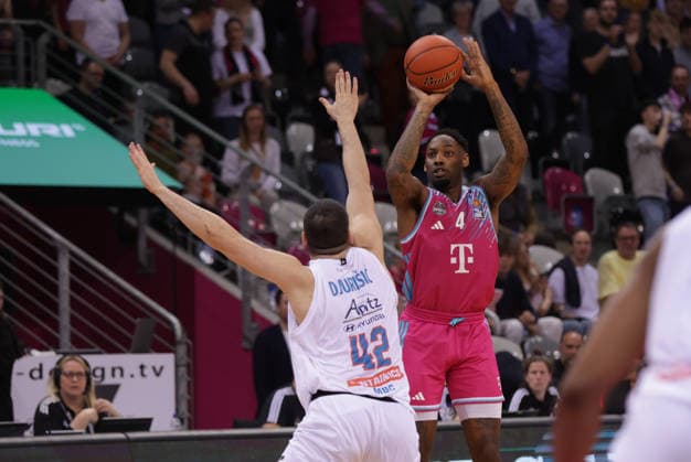 Jeff Garrett Bonn throws in front of Nemanja Djurisic MBC , Telekom Baskets Bonn vs Syntainics MBC, easyCredit BBL, Matchday 23, Telekom Dome Bonn, 08 03 2026