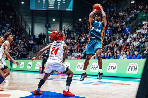 Cobe Williams Bamberg Baskets, 24 , Isaiah Swope Skyliners Frankfurt, 01 GER, Skyliners Frankfurt vs Bamberg Baskets, Basketball, easycredit BBL, Bundesliga, Matchday 23, Season 2025 2026 08 03 2026 Eibner Pressefoto Attila Ziga GER, Skyliners Frankfurt vs Bamberg Baskets, Basketball, easycredit BBL, Bundesliga, Matchday 23, Season 2025 2026 08 03 2026 Frankfurt am Main Copyright: xEibner-Pressefotox EP_AZA