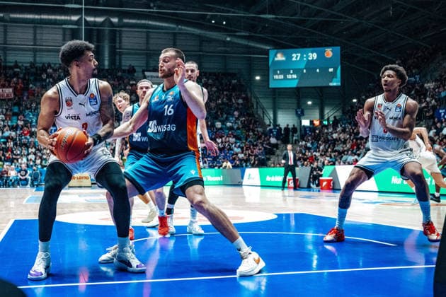 Ibi Watson Bamberg Baskets, 02 , Radii Caisin Skyliners Frankfurt, 16 GER, Skyliners Frankfurt vs Bamberg Baskets, Basketball, easycredit BBL, Bundesliga, 23 Matchday, Season 2025 2026 08 03 2026 Eibner Pressefoto Attila Ziga GER, Skyliners Frankfurt vs Bamberg Baskets, Basketball, easycredit BBL, Bundesliga, 23 Matchday, Season 2025 2026 08 03 2026 Frankfurt am Main Copyright: xEibner-Pressefotox EP_AZA