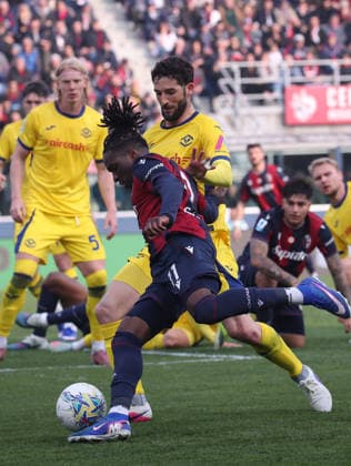 Bologna™s Jonathan Rowe fight for the ball with Verona™s Roberto Gagliardini during the Serie A soccer match between Bologna and Verona at the Renato Dall™Ara Stadium in Bologna - Sunday, March 8, 2026. - Soccer .  Copyright: xGiannixSantandrea LaPressex